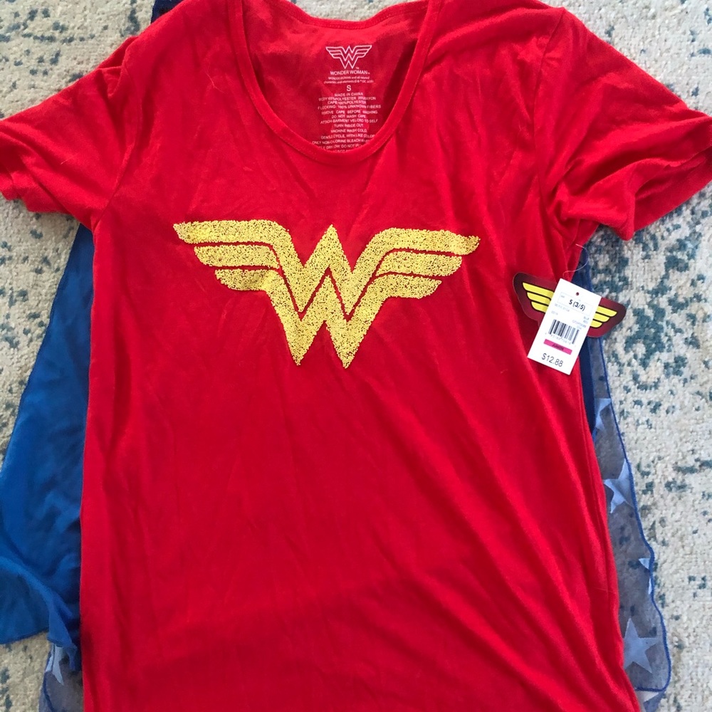 NWT Wonder women shirt with cape